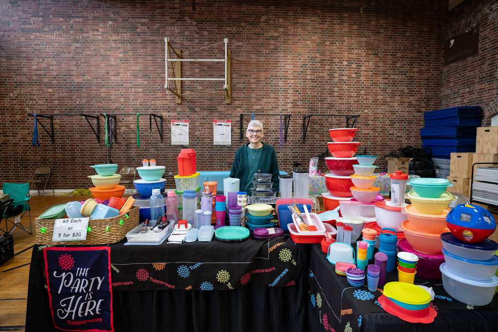 VENDOR WITH THE PARTY IS HERE