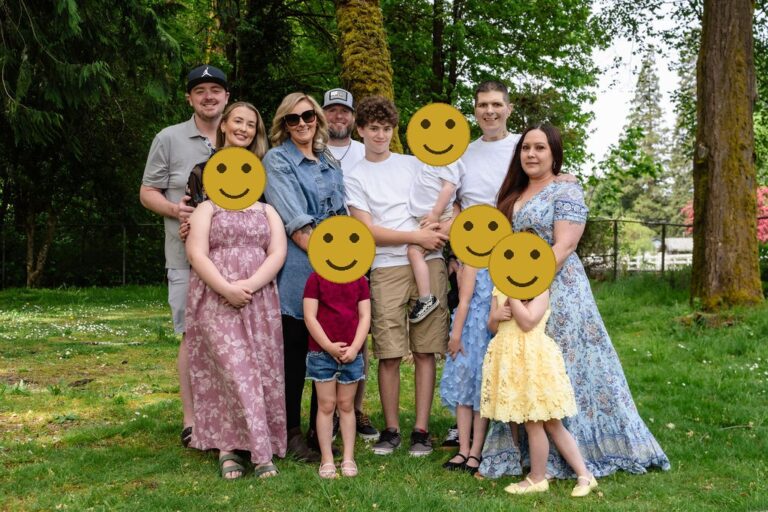 Large extended family with their children at a Kitsap County park